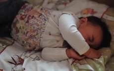 7 cách đơn giản mà hiệu quả để bố mẹ ru bé ngủ